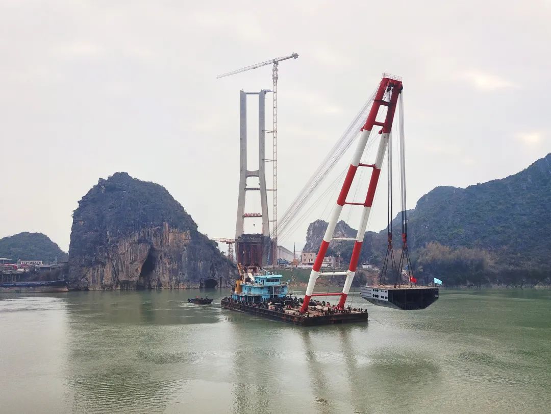 世界最大跨度双线无砟轨道桥首节段钢梁架设成功 世界最大跨度双线无砟轨道桥首节段钢梁架设成功