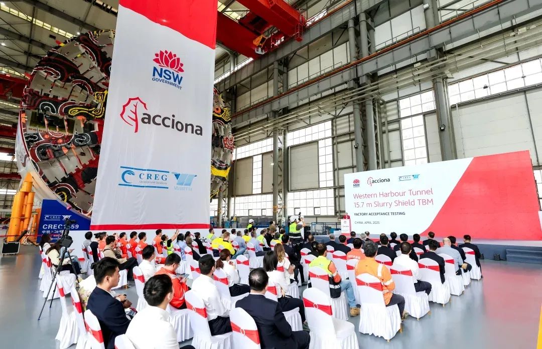 中国出口海外最大直径盾构机下线 中国出口海外最大直径盾构机下线