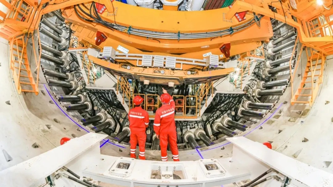 世界最大直径高铁盾构机“领航号”成功“上岸”