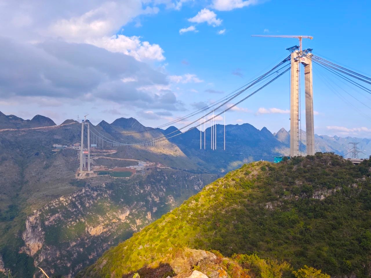 垂直高达625米！在建世界第一高桥成功首吊