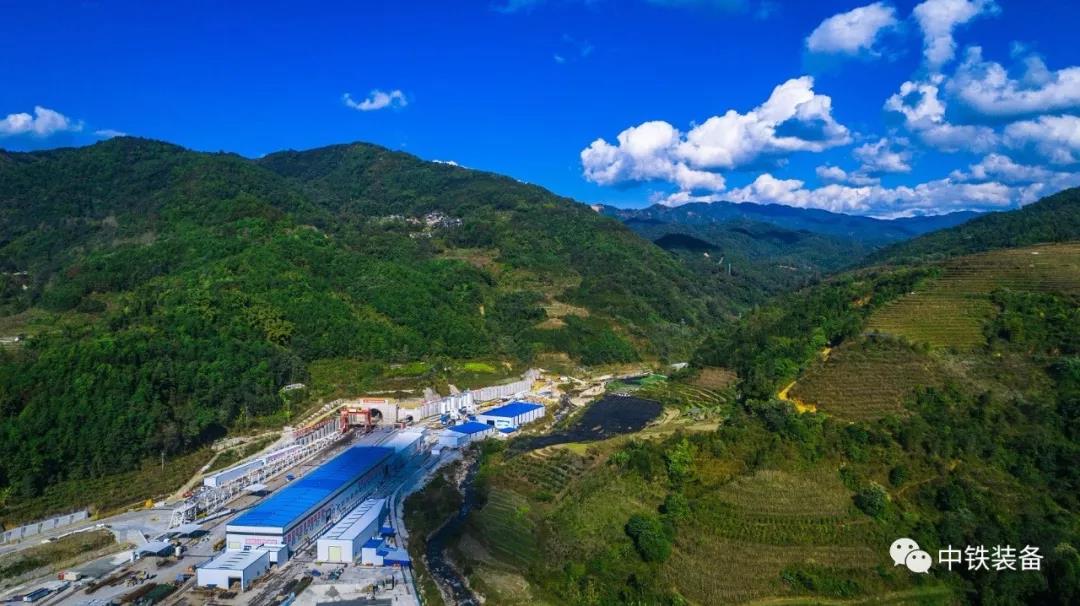 国之重器中铁装备“彩云号”开启掘进征程(测试01) 国之重器中铁装备“彩云号”开启掘进征程(测试01)