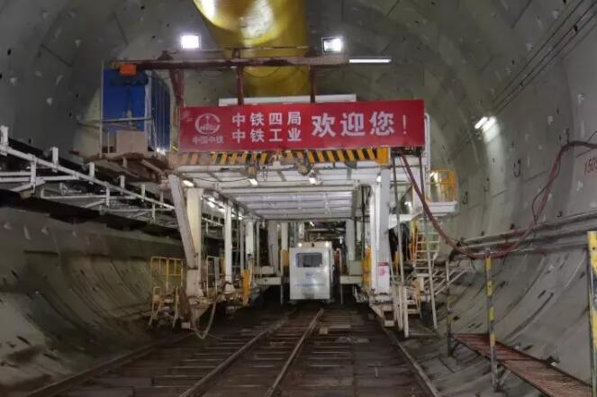 西北报捷!中铁工业创造我国铁路建设新里程碑——蒙华铁路白城隧道今日贯通 西北报捷!中铁工业创造我国铁路建设新里程碑——蒙华铁路白城隧道今日贯通