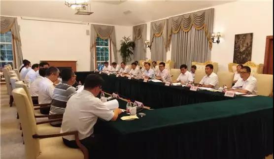 中铁工业党委书记、董事长易铁军与徐州市委书记周铁根、市长庄兆林举行会谈 中铁工业党委书记、董事长易铁军与徐州市委书记周铁根、市长庄兆林举行会谈