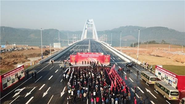 世界第一大跨度有推力钢箱拱桥正式通车