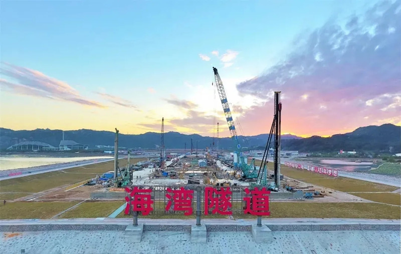 中国自主研制的15米级超大直径泥水盾构成功穿越汕头海湾