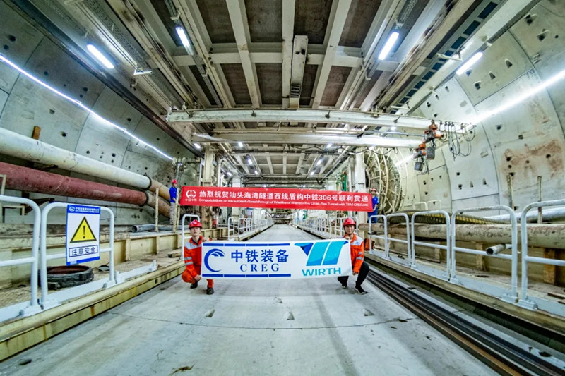 中国自主研制的15米级超大直径泥水盾构成功穿越汕头海湾