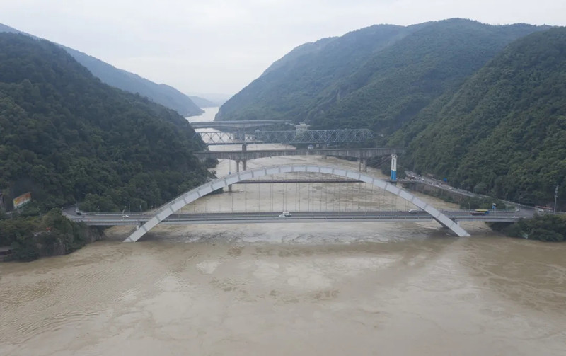 重庆水土嘉陵江大桥、宝成铁路涪江大桥经受洪水考验