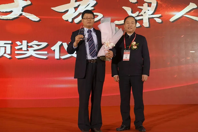 李军平获钢结构建造领域最高荣誉“钢结构大师”称号 李军平获钢结构建造领域最高荣誉“钢结构大师”称号