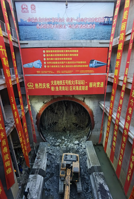穿越1000多个溶洞，世界级海底隧道贯通！
