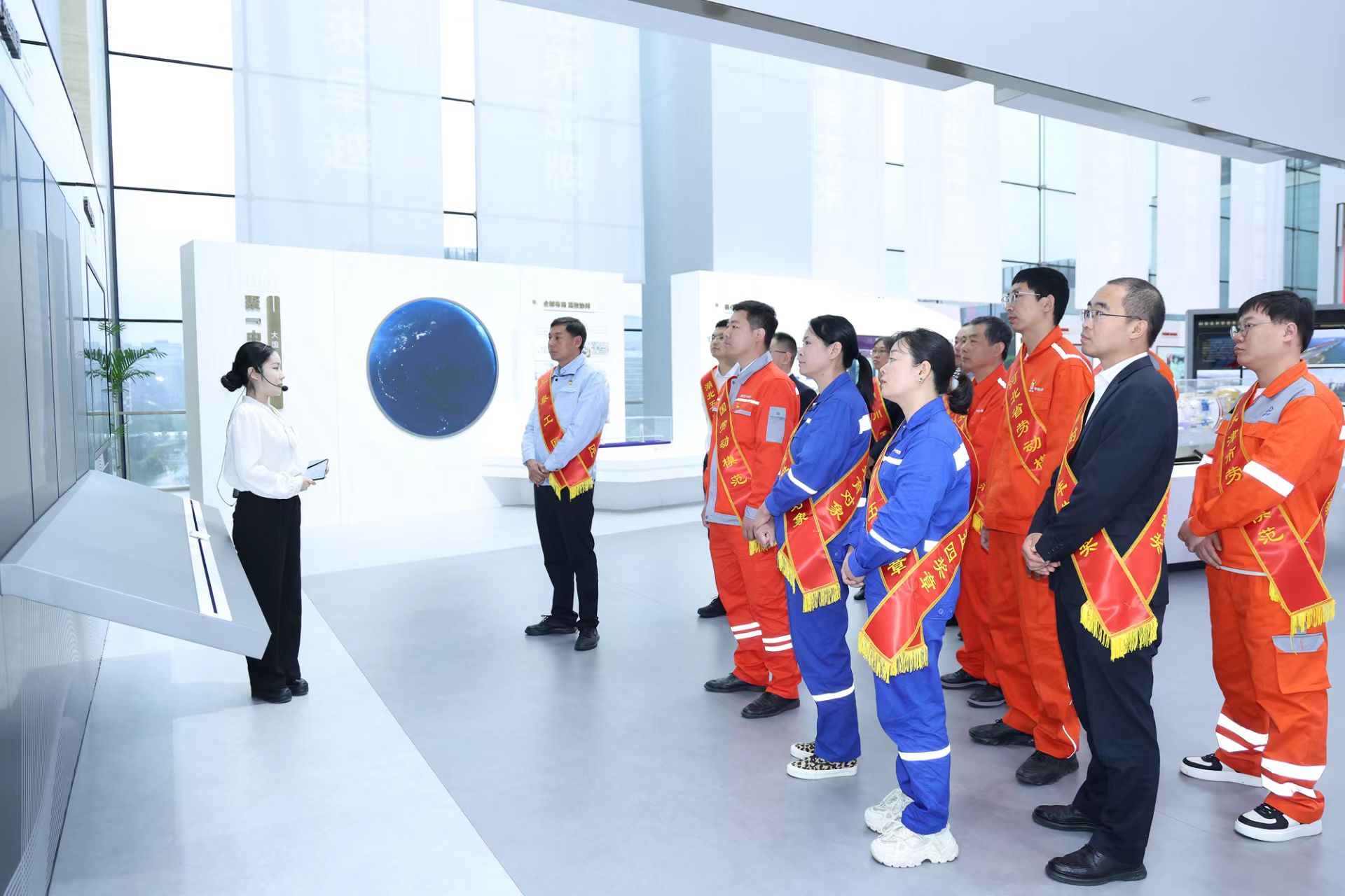 中铁工业召开2025年劳模工匠及青年先进座谈会 中铁工业召开2025年劳模工匠及青年先进座谈会
